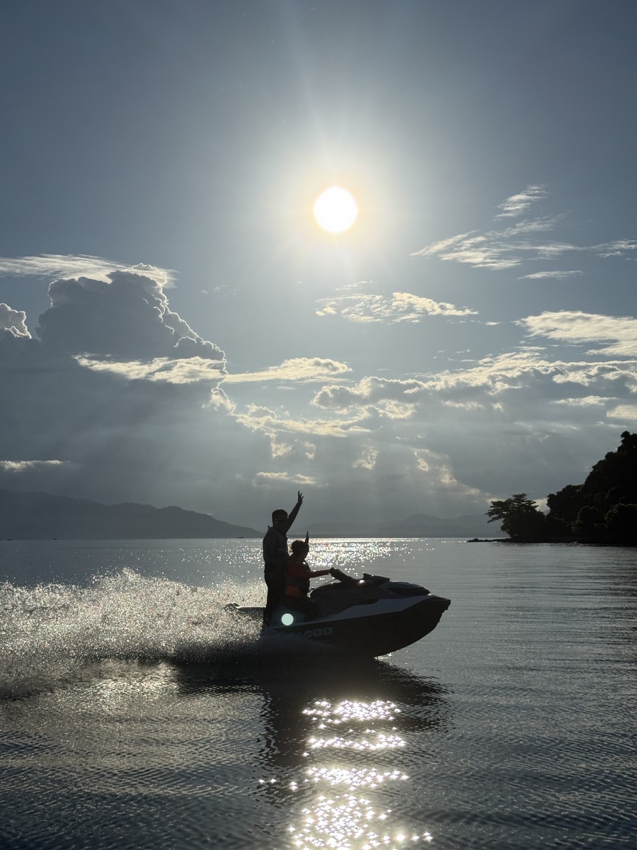 Aksi jetski Ombaak saat matahari sore